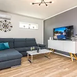 Villa Memories Vir